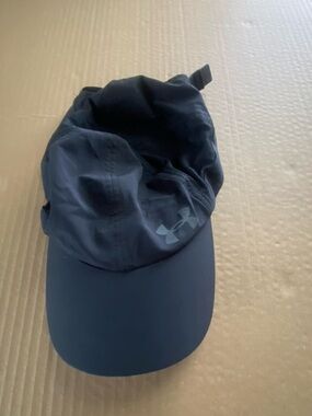 Under Armor Women’s black adjustable running cap/hat lightweight & breathable